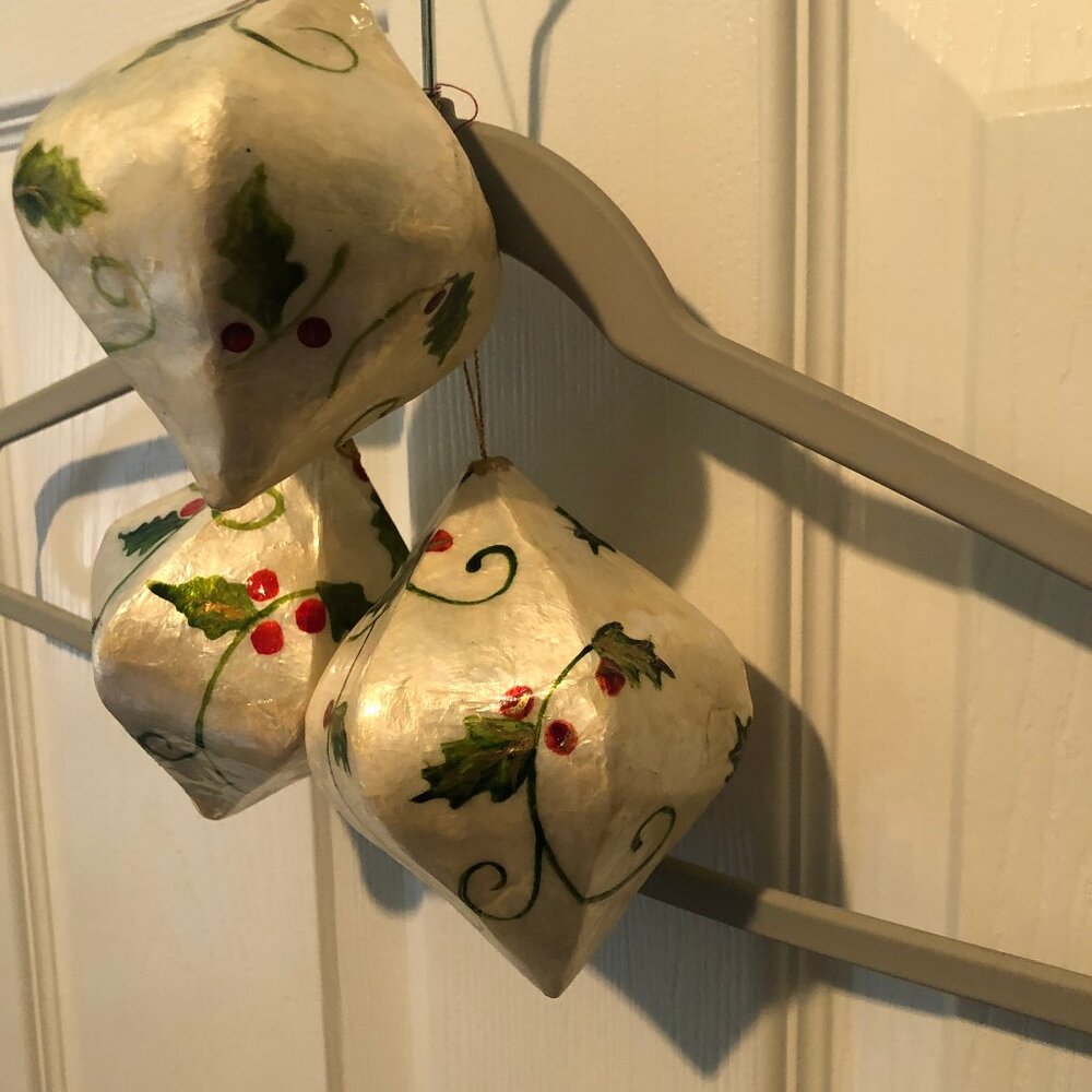 2 Capiz shell Christmas ornaments with holly design - Picture 2 of 3